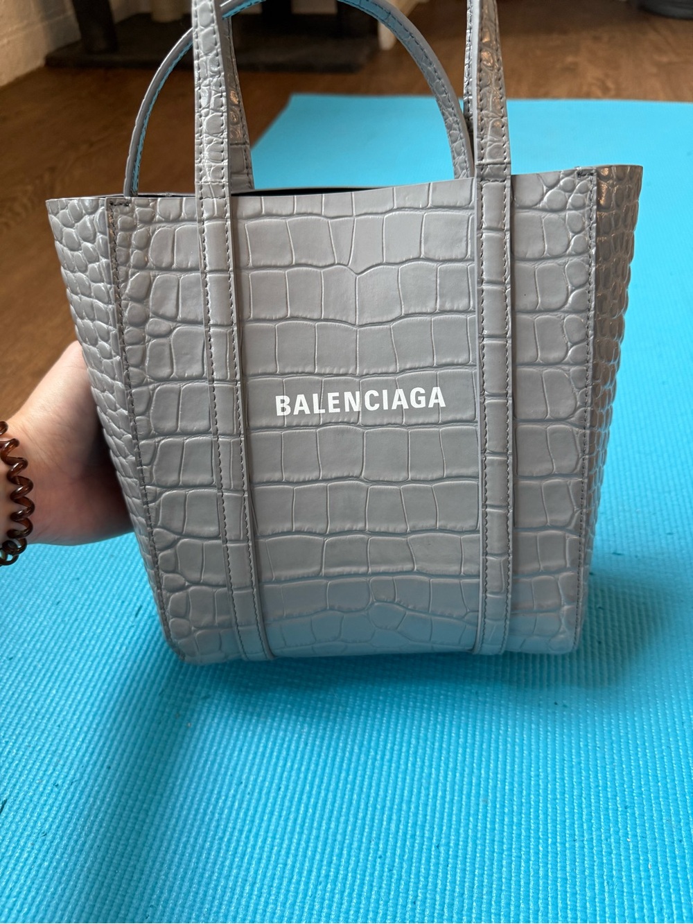 BALENCIAGA
Shiny Calfskin Logo Crocodile Embossed Everyday Tote Grey - Picture 7 of 14